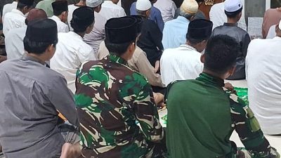 Hangatnya Kebersamaan Satgas TMMD dan Warga Sukamaju dalam Tarawih Ramadan