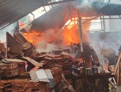 Tempat Usaha Kayu Pembuatan Kusen di Sawangan Kota Depok Ludes Terbakar