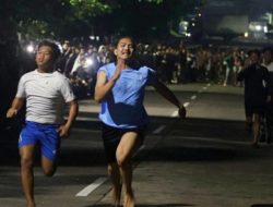 Depok Night Run 2026: Remaja di Depok Ikut Lomba Lari Tanpa Alas Kaki dan Baju Tetap Melaju Kencang