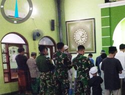 Satgas TMMD Ke-127 Pererat Silaturahmi Lewat Tarawih Bersama Warga Sukamaju