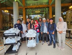 Blue Sky Hotel Petamburan dan Media Satu Warna Gelar Jumat Berkah, Bagikan Takjil untuk Warga