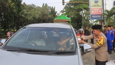 Cepat Dekat Bersahabat : Polres Probolinggo Buka Layanan Samsat dan Sim Keliling Sambil Berbagi Takjil