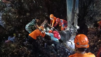 Gerak Cepat Yonarmed 7/BG Bantu Penanganan dan Evakuasi Longsor Gunung Sampah di Bantargebang