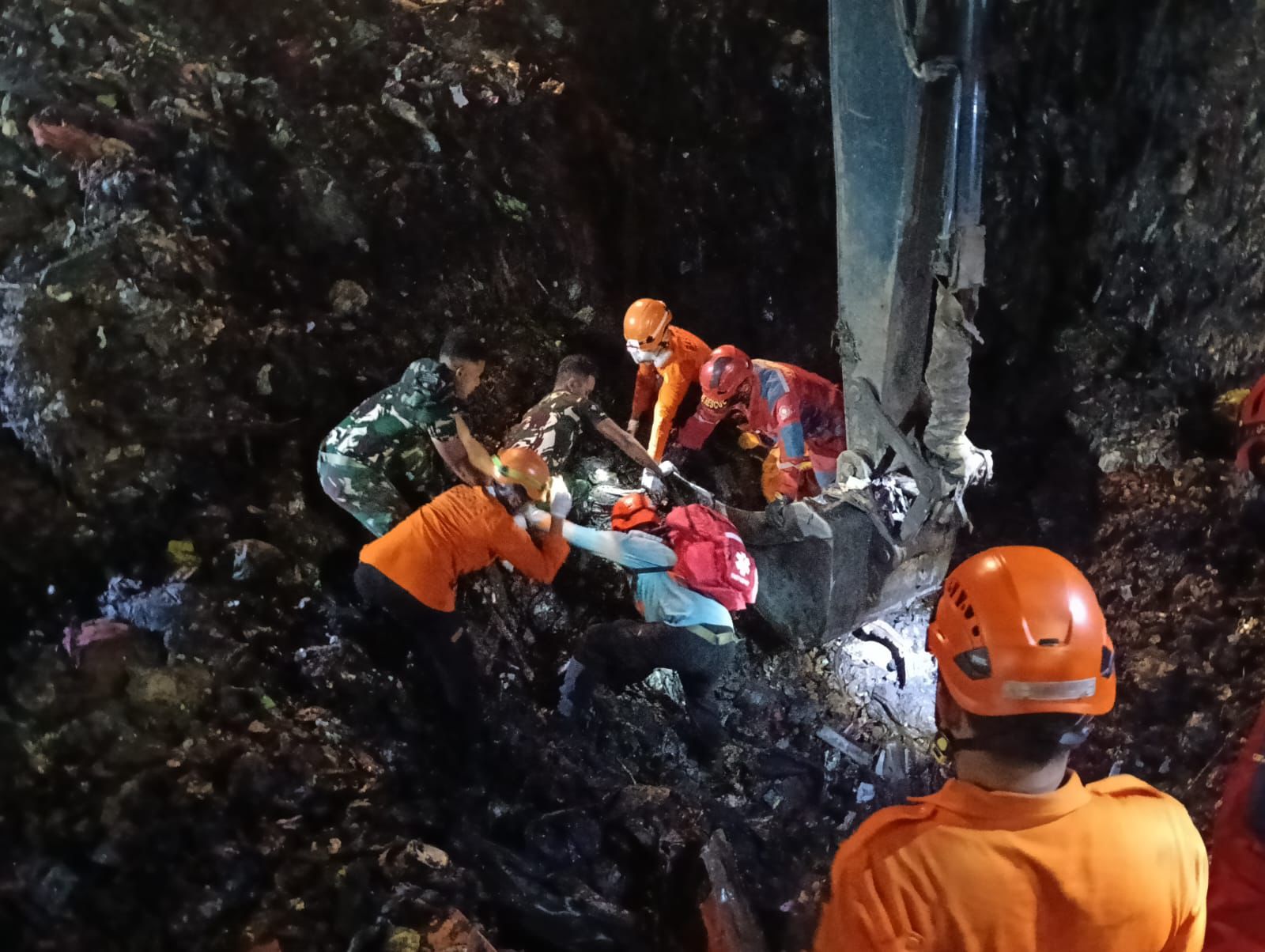 Gerak Cepat Yonarmed 7/BG Bantu Penanganan dan Evakuasi Longsor Gunung Sampah di Bantargebang