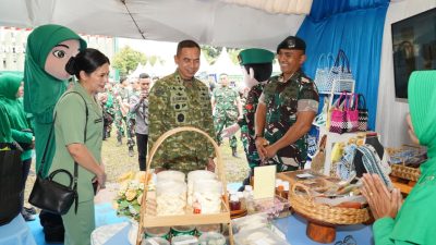 Pangdam Jaya Buka Bazar Murah Ramadan, Prajurit dan Warakawuri Terima Bingkisan