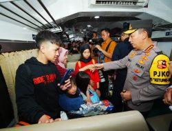 Kapolri Pantau Stasiun Surabaya Gubeng, Penumpang Naik 11 Persen