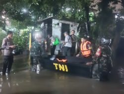 Sigap Hadapi Banjir, Kodim 0508/Depok Turun Tangan Evakuasi Warga Bukit Cengkeh