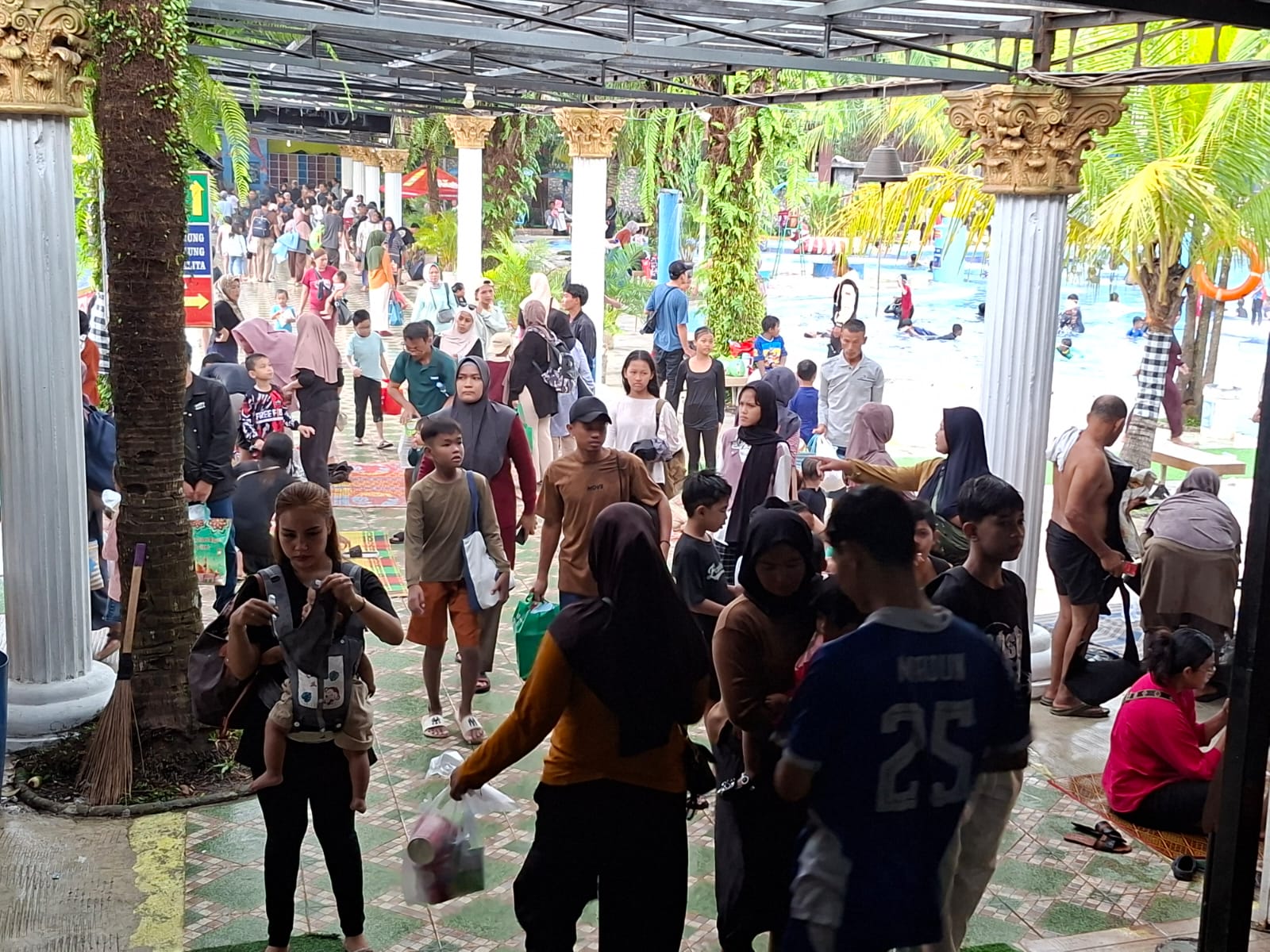 Libur Lebaran, Wisata Air Putri Duyung Depok Diserbu Keluarga
