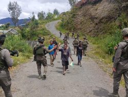 Patroli Satgas Ops Damai Cartenz di Intan Jaya: Interaksi dengan Warga dan Anak-anak di Sugapa