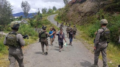 Patroli Satgas Ops Damai Cartenz di Intan Jaya: Interaksi dengan Warga dan Anak-anak di Sugapa