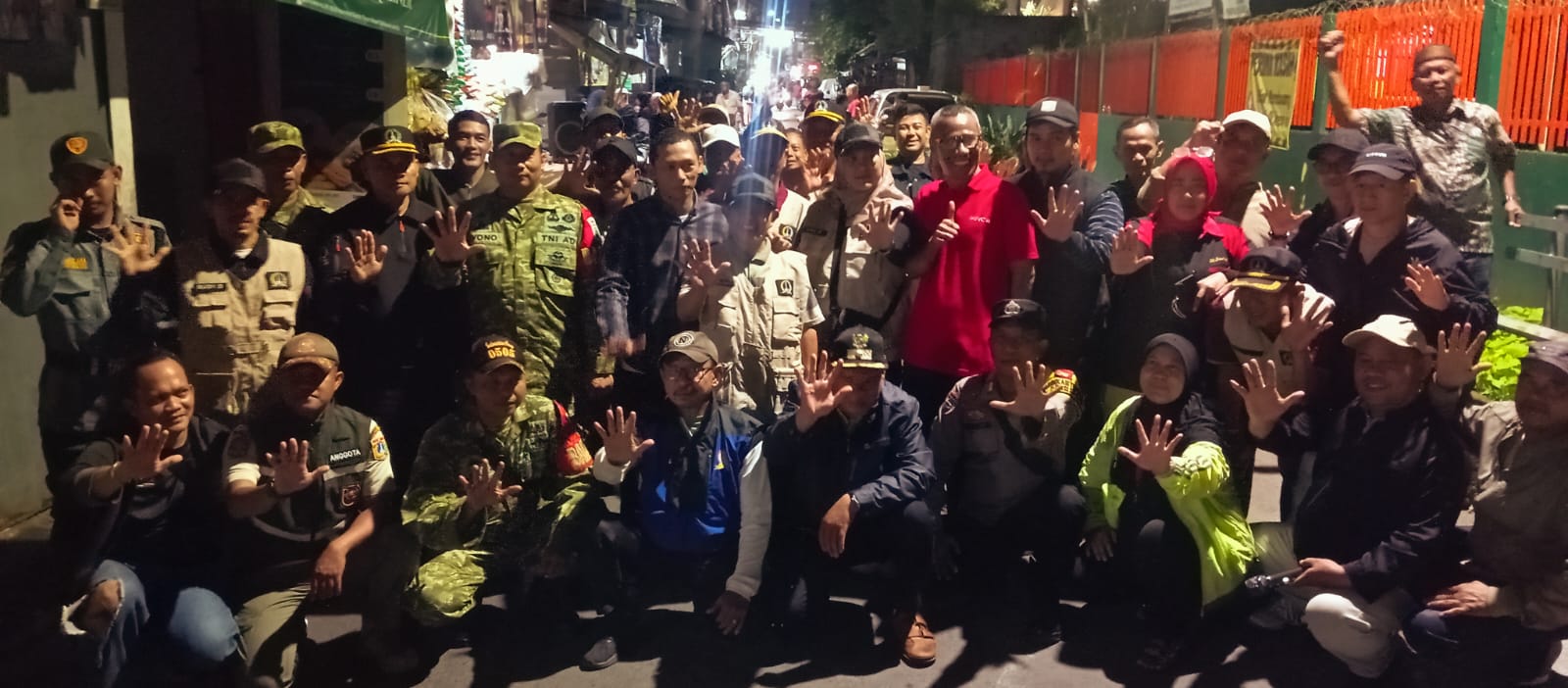 Tingkatkan Kewaspadaan, Koramil 05/Kramatjati–Makasar Gelar Patroli dan Siskamling Bersama Warga