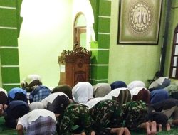 Satgas TMMD Ke-127 Kodim 0508/Depok Shalat Tarawih Bersama Warga di Sukamaju