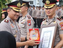 Apresiasi Dedikasi Operasi Ketupat Semeru 2026, Wakapolrestabes Surabaya Serahkan Penghargaan Pos Pam Terbaik