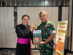 KSAD Dukung Pelayanan Keuskupan TNI-Polri, Romo Yos Bintoro Serahkan Buku Pelayanan Umat Katolik