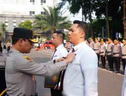 Kapolda Metro Jaya Beri Pin Emas Kapolri ke 8 Polisi Usai Bongkar 516 Kg Sabu Jaringan Internasional