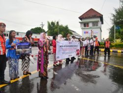 Pakai Kebaya di Hari Kartini, KAI Daop 7 Madiun Turun ke Rel: Ingatkan Warga Disiplin di Perlintasan