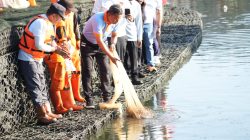 Munjirin Pimpin Penangkapan Ikan Sapu-Sapu di Waduk Kaja, 320 Kg Diamankan