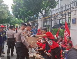 Aksi Simpatik Polisi Bagikan Snack dan Air Mineral Saat Demo Buruh di MA Jakarta Pusat