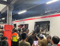 KA Commuterline Tertabrak Kereta Cepat di Bekasi Timur, Penumpang Panik