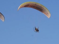 Sukseskan Porprov Jabar XV 2026: 5 Paramotor Meliung Liung di Atas Angin Sekitaran Balaikota Depok