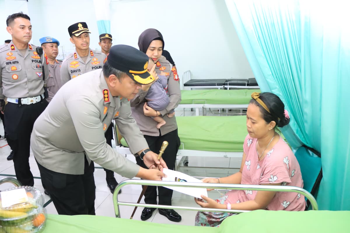 Kapolres Metro Bekasi Kota Jenguk Korban Kebakaran SPBE Cimuning, Lima Orang Masih Dirawat