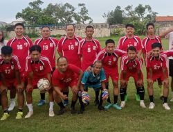 Dukung Fasilitas Sepakbola Desa Suko, Mukhlason Serahkan Mesin Pemotong Rumput