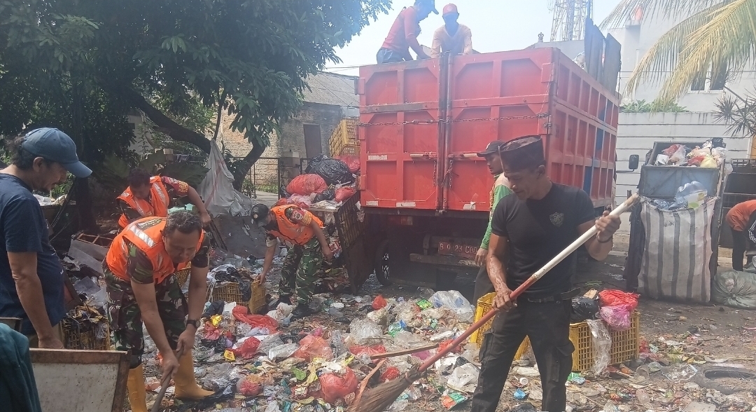 Koramil 01/Tgr Turun Tangan, Sampah Menumpuk di Poris Akhirnya Teratasi