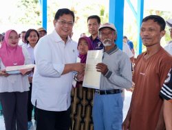 Wamen Viva Yoga Serahkan 109 SHM di Gorontalo, Transmigran Diminta Tidak Jual Lahan