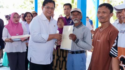 Wamen Viva Yoga Serahkan 109 SHM di Gorontalo, Transmigran Diminta Tidak Jual Lahan