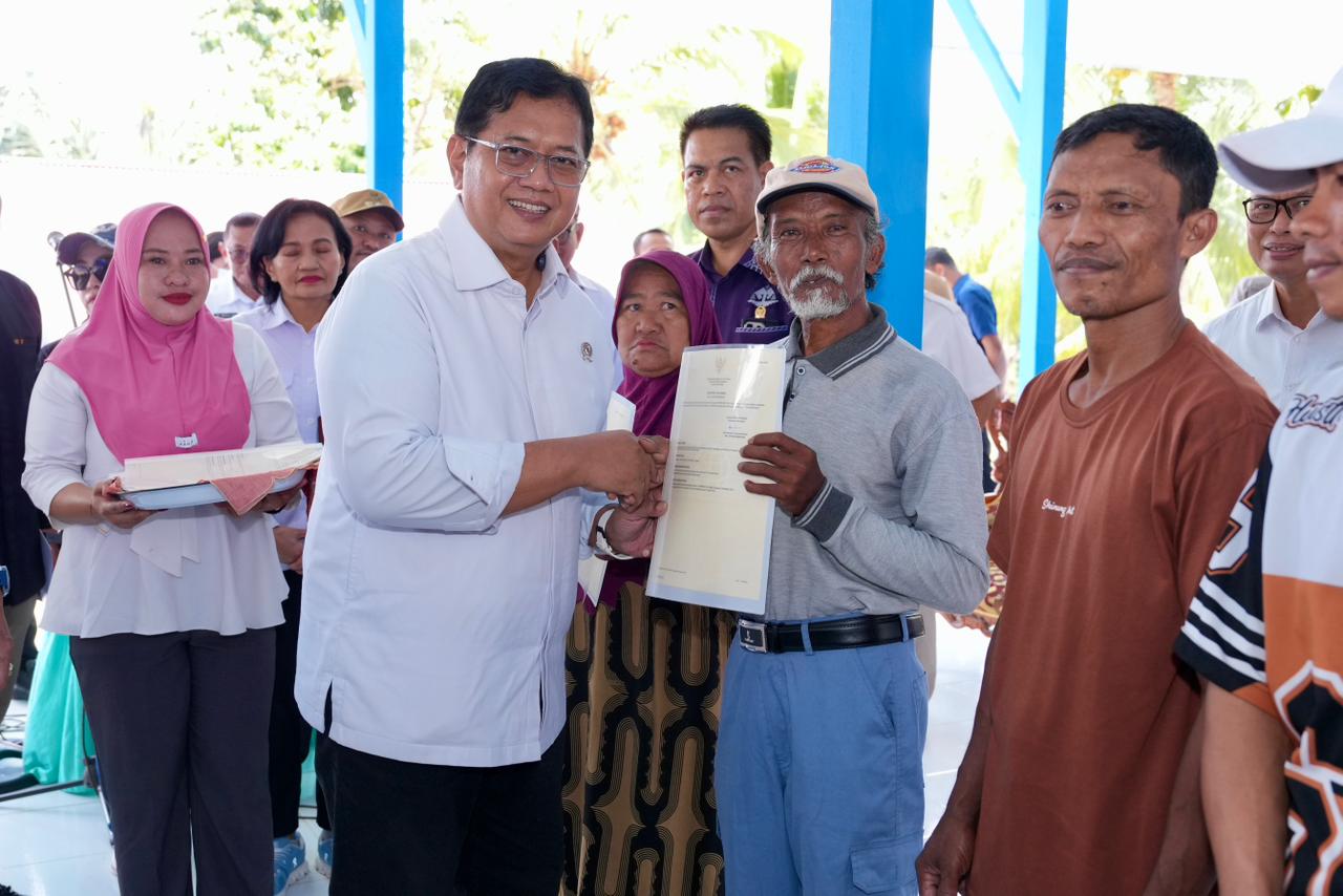 Wamen Viva Yoga Serahkan 109 SHM di Gorontalo, Transmigran Diminta Tidak Jual Lahan