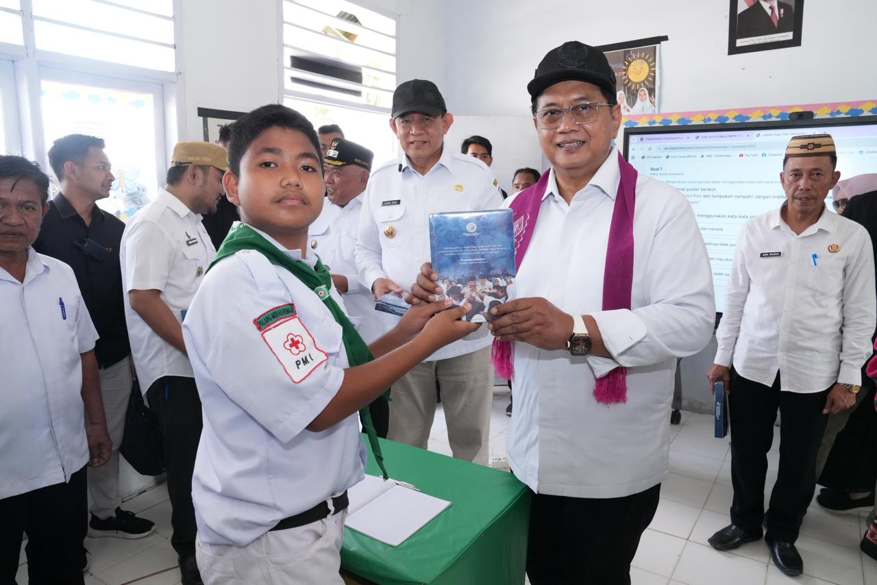 Wamen Viva Yoga Tinjau SDN 10 Pulubala, Tegaskan Komitmen Kementrans di Kawasan Transmigrasi