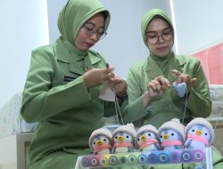 Merajut di Tengah Padatnya Profesi, Kisah Inspiratif dr. Zuhria