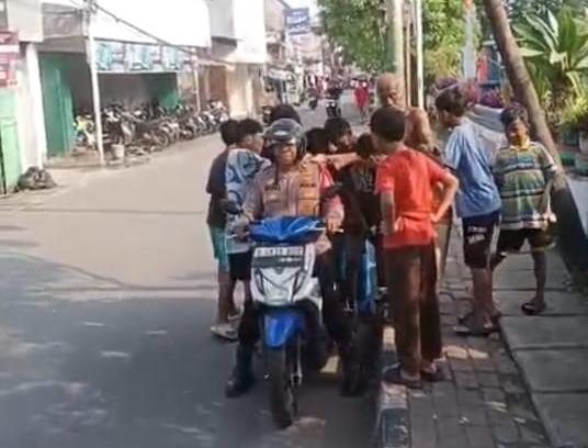 Lansia Terjatuh di Krendang Tambora, Polisi Gercep Antar Pulang