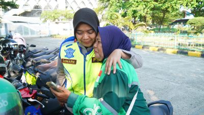 Hari Kartini, Kapolres Metro Bekasi Sumarni Bagikan 400 Paket Sembako untuk Perempuan