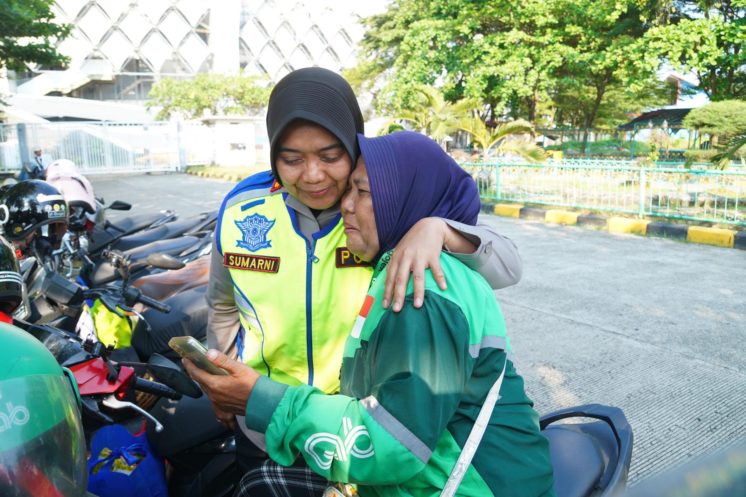 Hari Kartini, Kapolres Metro Bekasi Sumarni Bagikan 400 Paket Sembako untuk Perempuan