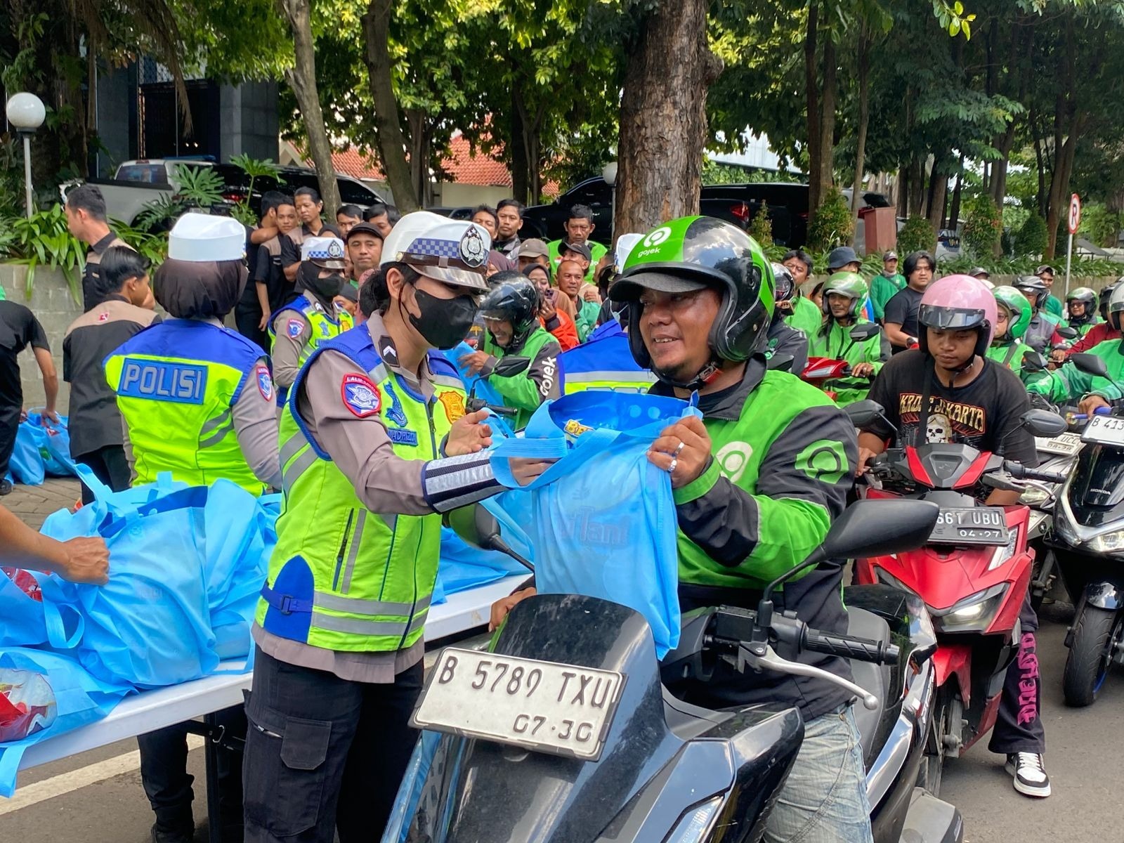 Kombes Budi: Polri Hadir untuk Ojol, 350 Paket Sembako Dibagikan