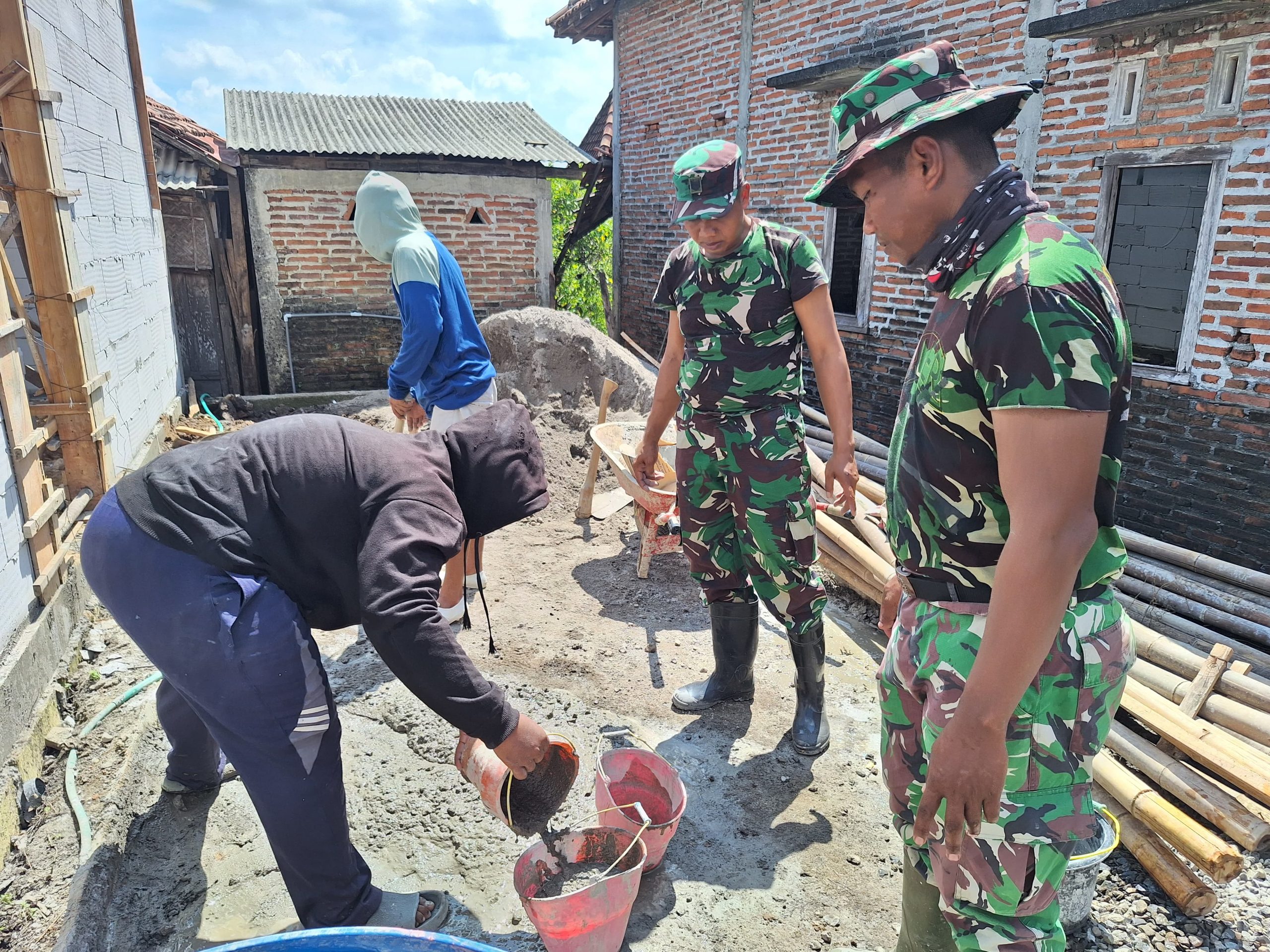 Pembangunan RTLH di Desa Godo Dikebut, TNI dan Warga Bahu-Membahu