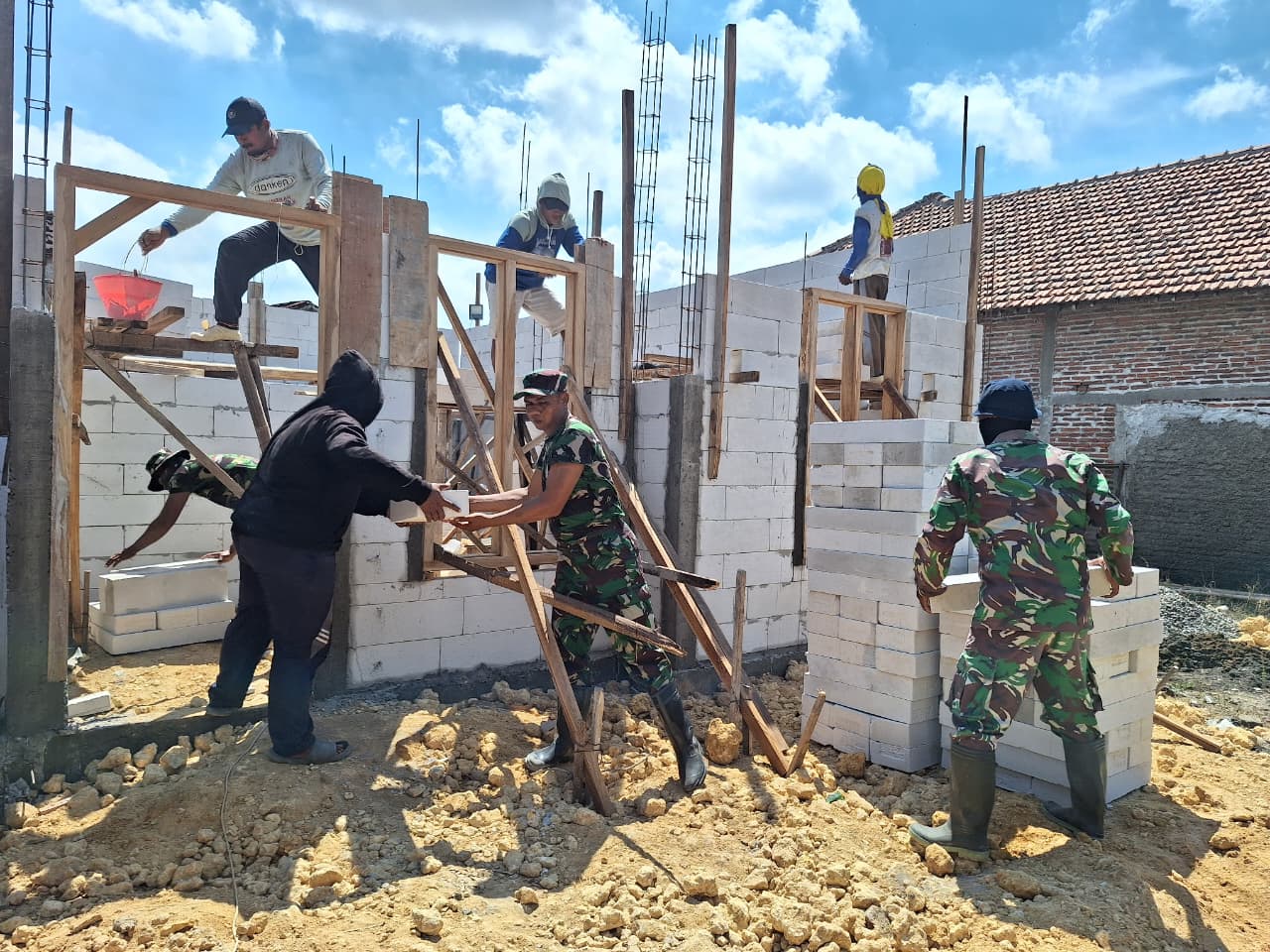 Dansatgas TMMD Tekankan Pembangunan RTLH untuk Tingkatkan Kualitas Hidup Warga