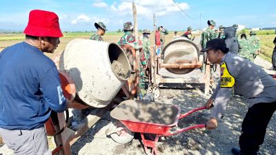 Adukan Semen Simbol Gotong Royong TMMD Bangkitkan Harapan Warga Desa Godo