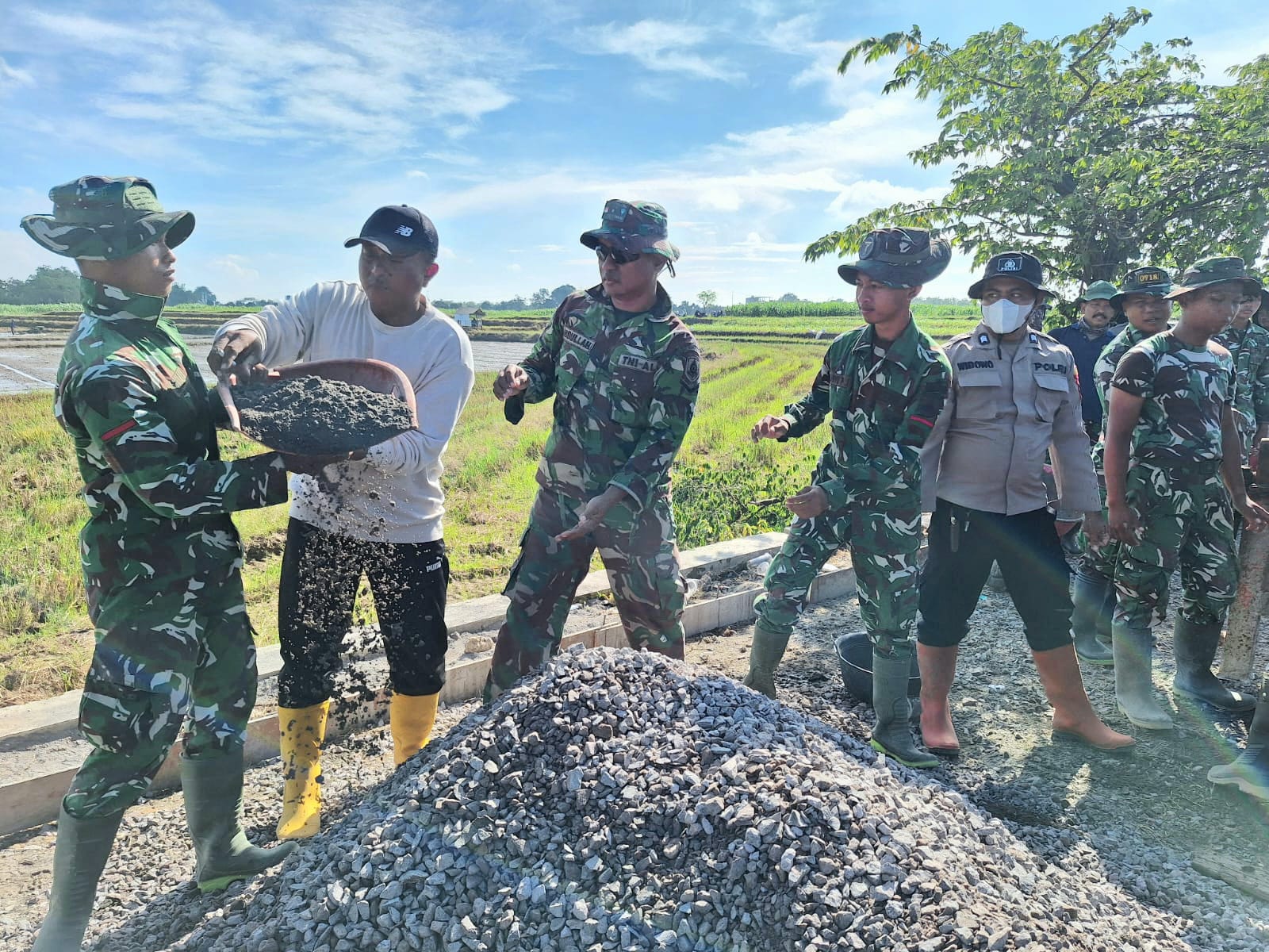 Keringat yang Menyatukan: Kisah Hangat TMMD di Desa Godo