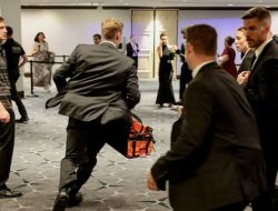 Pengawal Donald Trump Tertembak di Acara White House Correspondents’ Dinner, Peluru Tertahan Rompi