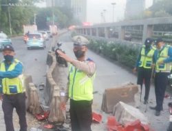 Minibus Tabrak Separator di Gatot Subroto Arah Slipi, Lalu Lintas Macet