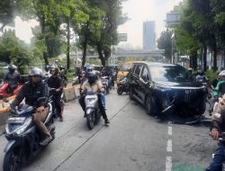 Mobil Listrik Tabrak Pembatas Busway di Slipi, Arus Lalu Lintas Arah Semanggi Lumpuh Pagi Hari