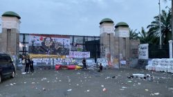 Senja di DPR: Saat Aksi Usai, Petugas Kebersihan Menyapu Sisa Perjuangan Buruh