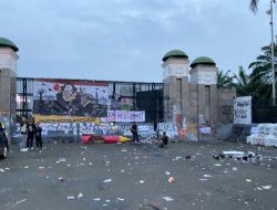 Senja di DPR: Saat Aksi Usai, Petugas Kebersihan Menyapu Sisa Perjuangan Buruh