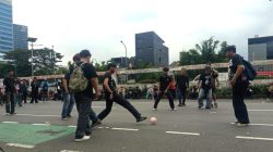 Aksi Unik May Day 2026 di DPR: Buruh dan Polisi Main Street Soccer, Guyub di Tengah Demo