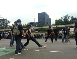 Aksi Unik May Day 2026 di DPR: Buruh dan Polisi Main Street Soccer, Guyub di Tengah Demo