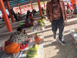 Dorong Ekonomi Rakyat, Bupati Pegaf Turun ke Pasar Anggi