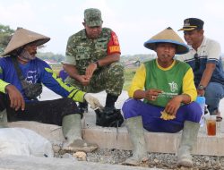 Semangat Kebersamaan Warnai Penanaman Padi TMMD Reguler ke-128 di Desa Godo.
