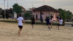 Canda Tawa Prajurit Satgas TMMD Kodim Pati Hidupkan Lapangan Sederhana di Desa Godo